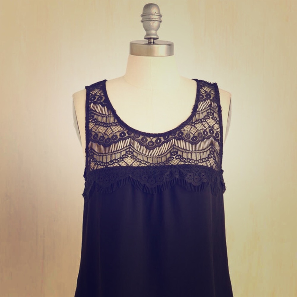 ModCloth Bedecked in deco top in L